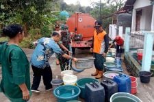 Kekeringan di Cilacap, BPBD Telah Salurakan Bantuan 1,1 Juta Liter Air Bersih - JPNN.com Jateng