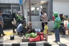 Pengendara Motor Tabrak Angkot di Jalan Margonda Raya Depok, Korban Alami Luka dan Bersimbah Darah - JPNN.com Jabar