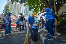 Seusai Pawai Kendaraan Hias, Kang Arfi Bebersih dan Menyapu Bareng Warga Kota Bandung - JPNN.com Jabar