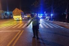 Pemotor di Gresik Tewas Tertabrak Truk yang Menyalip Melebihi Marka Jalan - JPNN.com Jatim