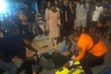 Pria di Surabaya Diduga Jadi Korban Pembacokan, Terkapar Bersimbah Darah - JPNN.com Jatim