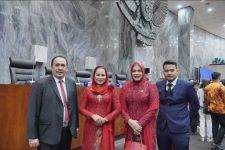 Pesan Mendalam Cagub Jabar Jeje untuk Sang Istri Seusai Dilantik Jadi Legislator - JPNN.com Jabar