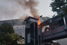 Diduga Korsleting Listrik, Lift JPO di Delta Plaza Surabaya Kebakaran - JPNN.com Jatim