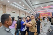 Pendukung Dedie-Sendi Hampir Terlibat Bentrok Saat Debat Calon Wali Kota di UIKA Bogor - JPNN.com Jabar