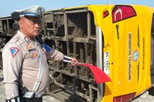 Bus Rombongan Guru SMA Tulungagung Terbalik di Tol Sumo, 1 Orang Tewas - JPNN.com Jatim