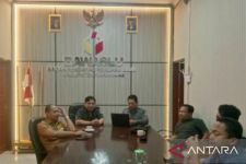 Banyak Baliho Aep Syaepuloh di Kantor Desa, Bawaslu Panggil Sekda Karawang - JPNN.com Jabar