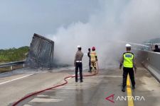 Truk Terbakar di Tol Batang: Ban Pecah, Api Membesar, Muatan Plastik Ludes - JPNN.com Jateng