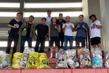 Membersihkan Sampah di Tribun, Cara Fan PSIM Jogja Mencintai Klub dan Lingkungan - JPNN.com Jogja