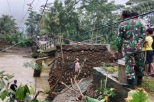 Trenggalek Dilanda Banjir & Longsor, Rumah Rusak Hingga Jembatan Putus - JPNN.com Jatim