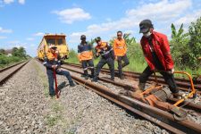 Tingkatkan Kesalamatan, KAI Daop 8 Surabaya Lakukan Penggantian Rel di 7 Stasiun - JPNN.com Jatim