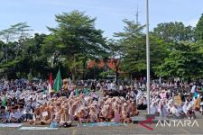 HSN 2024: Ribuan Santri di Sukabumi Meriahkan Pawai Sarungan di Laut Selatan Palabuhanratu - JPNN.com Jabar