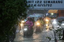  BMKG Peringatkan Cuaca Ekstrem di Jawa Tengah, Waspada Bencana Hidrometeorologi - JPNN.com Jateng