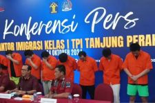 9 WNA Asal China yang Lakukan Penipuan Online di Surabaya Dideportasi - JPNN.com Jatim