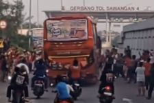 Pintu Tol Sawangan Depok Jadi Tempat Warga Menonton Bus Telolet, Polisi Diminta Bergerak! - JPNN.com Jabar