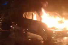 Sabtu Dini Hari di Viaduk Gilingan Solo, Ada Mobil Avanza Terbakar - JPNN.com Jateng