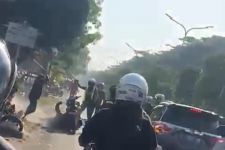 Viral 2 Orang di Gresik Terlibat Perkelahian di Jalanan, Saling Acungkan Sajam    - JPNN.com Jatim