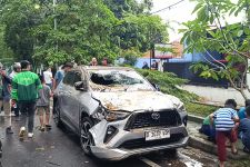 Hujan Disertai Angin Kencang di Bandung, Pohon Tumbang Timpa 5 Mobil, Ibu dan Anak Terluka - JPNN.com Jabar