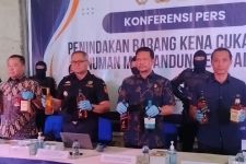 DJBC Jatim Sita Ribuan Minuman Beralkohol dengan Pita Cukai Palsu Senilai Rp17,64 M - JPNN.com Jatim