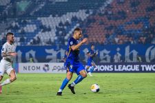 Bek Persib Ini Pilih Menghargai Proses Meski 'Babak Belur' di ACL 2 - JPNN.com Jabar