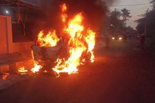 Korsleting Listrik, Mobil Chevrolet Ludes Terbakar di Jalan Manyar Surabaya - JPNN.com Jatim