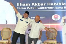 Gestur Pesawat Terbang Paslon ASIH di Debat Pilgub Jabar Viral - JPNN.com Jabar