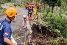 Jalan Menuju Wisata Alama Kawah Ijen Longsor Sepanjang 10 Meter - JPNN.com Jatim