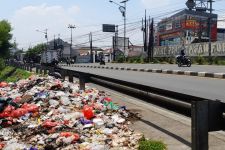 Penjelasan DLHK Depok Soal Tumpukan Sampah di Jalan Raya Bogor - JPNN.com Jabar