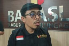 Kades di Tulungagung Diduga Tidak Netral, Kenakan Kaus & Berpose untuk Paslon - JPNN.com Jatim