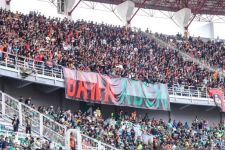 Atmosfer Damai di GBT, Pelatih Persebaya & Persija Apresiasi Bonek-Jakmania - JPNN.com Jatim