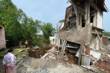 Tergerus Banjir, Rumah 2 Lantai di Ponorogo Ambles - JPNN.com Jatim