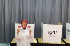 Risma Bersama Suami dan Anak Keduanya Nyoblos di TPS 16 Kecamatan Wiyung - JPNN.com