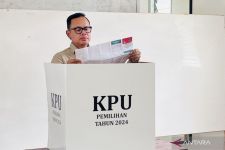 Wamendagri Bima Arya Bersama Keluarga Gunakan Hak Pilihnya di TPS 16 Katulampa Bogor - JPNN.com Jabar