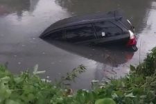 Hujan & Angin Kencang di Surabaya Juga Sebabkan Mobil Terseret ke Sungai - JPNN.com Jatim