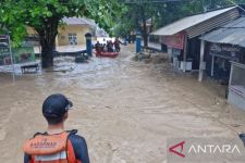 Tim SAR Gabungan Selamatkan Puluhan Warga yang Terjebak Banjir di Sukabumi - JPNN.com Jabar