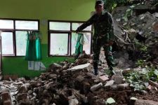 Terdampak Longsor, Puluhan Siswa SD di Trenggalek Belajar di Emperan Masjid - JPNN.com Jatim