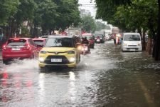 Diguyur Hujan 2 Jam, Jalan Protokol di Tulungagung Tergenang, Kendaraan Mogok - JPNN.com Jatim