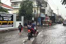 Hujan Deras di Kota Surabaya Sebabkan Sejumlah Ruas Jalan Banjir - JPNN.com Jatim