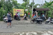 Warga Blitar Keluhkan Jalan Rusak, Blokade Akses Hingga Tunggu Perbaikan - JPNN.com Jatim