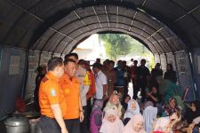 Dinsos Ponorogo Suplai Makanan untuk 12 Ribu Pengungsi Banjir Setiap Hari - JPNN.com Jatim