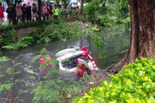 Kecelakaan Beruntun Libatkan 4 Mobil di Kenjeran, 1 Kendaraan Masuk Sungai - JPNN.com Jatim