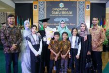 UIKA Bogor Kukuhkan Zainal Abidin Arief Sebagai Guru Besar Teknologi Pendidikan - JPNN.com Jabar