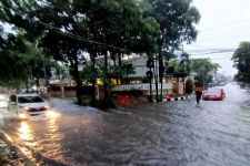 Surabaya Dilanda Banjir & Pohon Tumbang Setelah Hujan Deras Disertai Angin Kencang - JPNN.com Jatim