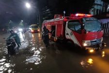 Pemkot Surabaya Kerahkan 25 Mobil Damkar Atasi Banjir - JPNN.com Jatim