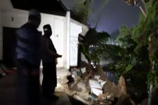 3 Rumah Warga di Malang Rusak Diterjang Banjir, Pembatas Roboh-Halaman Ambrol - JPNN.com Jatim