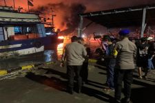 Kebakaran Hebat di Pelabuhan Tegal, 20 Kapal Hangus Terbakar - JPNN.com Jateng