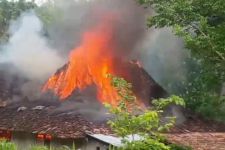 Rumah di Bantul Terbakar, Warga Mendobrak Pintu untuk Menyelamatkan Seseorang - JPNN.com Jogja