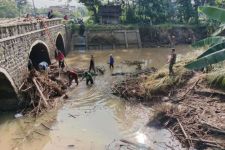 BPBD Ponorogo Bersihkan Tumpukan Bambu Penyumbat Sungai Pascabanjir - JPNN.com Jatim