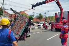 Truk Bermuatan Bawang Putih Terguling di Surabaya, Kernet Terjepit - JPNN.com Jatim