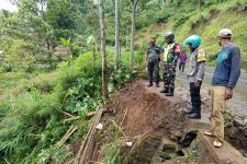 9 Wisatawan Terperosok Jurang Saat Berteduh di Bangunan Bekas Warung Kediri, 1 Tewas - JPNN.com Jatim