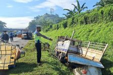 Bus Gunung Harta Tabrak Truk Muatan H2O2 di Tol Semarang-Solo - JPNN.com Jateng